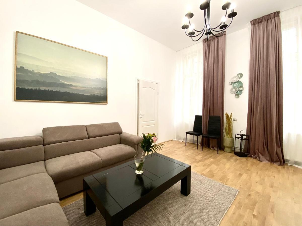 Republique Family Apartment Brasov Ngoại thất bức ảnh
