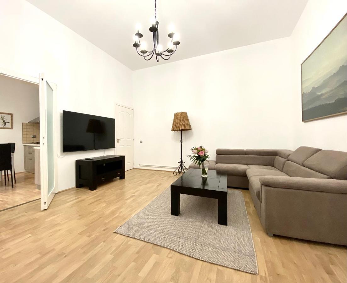 Republique Family Apartment Brasov Ngoại thất bức ảnh